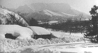 雪にうもれた香取村